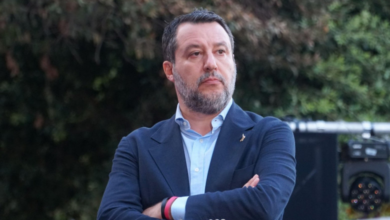 matteo salvini cu mainile in piept