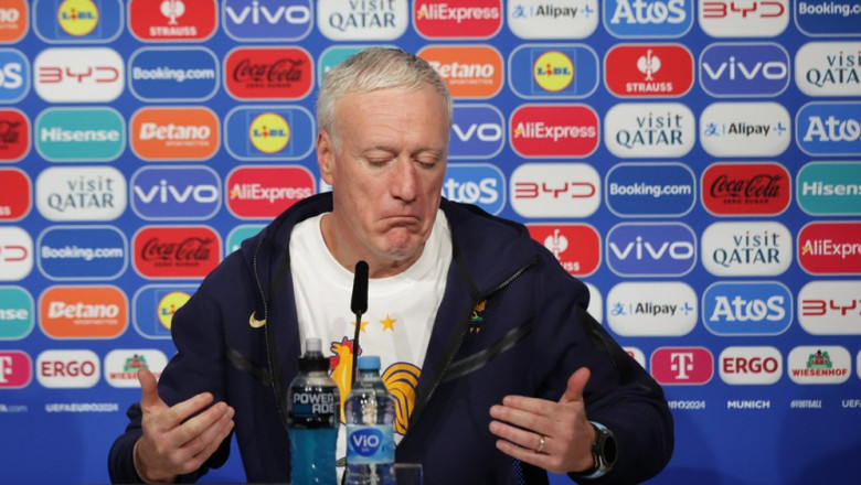 Didier Deschamps la o conferinta de presa