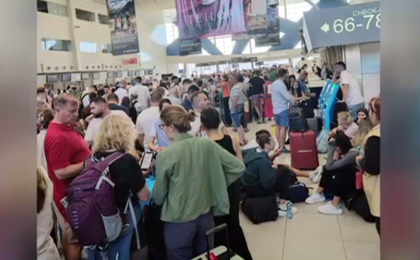Noi imagini de la aeroportul Otopeni cu oamenii blocați după anularea a zeci de curse TAROM. Ce soluții au pasagerii