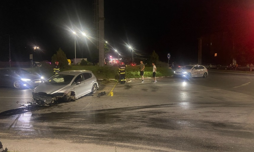 FOTO. Trei răniţi, după ce maşina în care se aflau a trecut peste scuarul dintr-un sens giratoriu