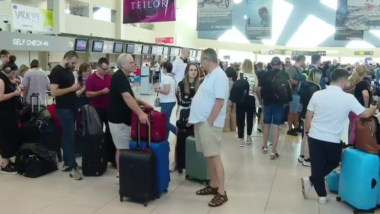 oameni pe aeroport