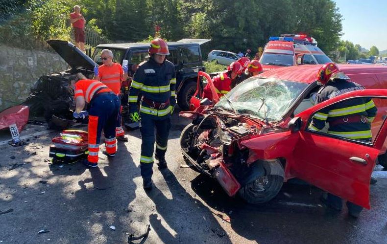 Accident grav pe DN1, la Nistoreşti: Un bărbat a murit în elicopterul SMURD, în timp ce era transportat către un spital din București