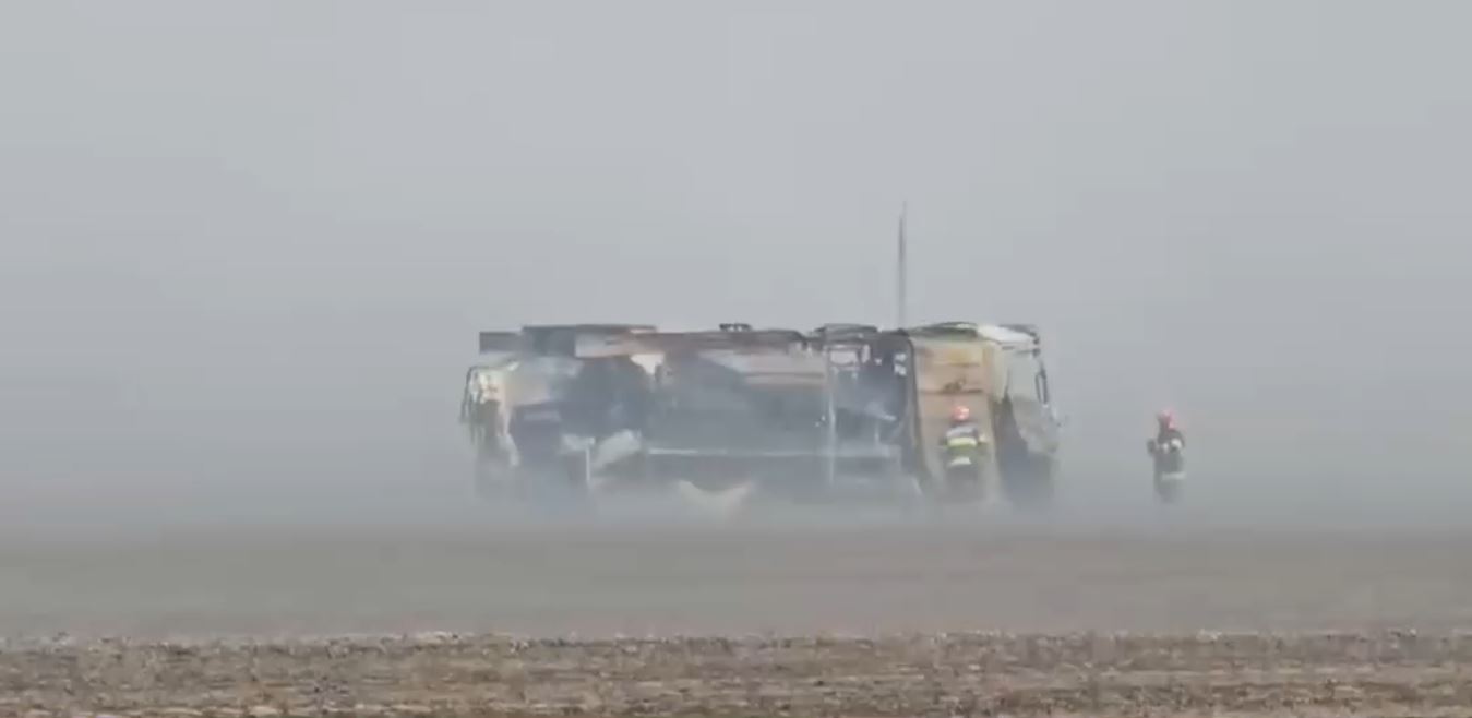 VIDEO O mașină de pompieri a ars în Constanța, în timpul intervenției la un incendiu de vegetație