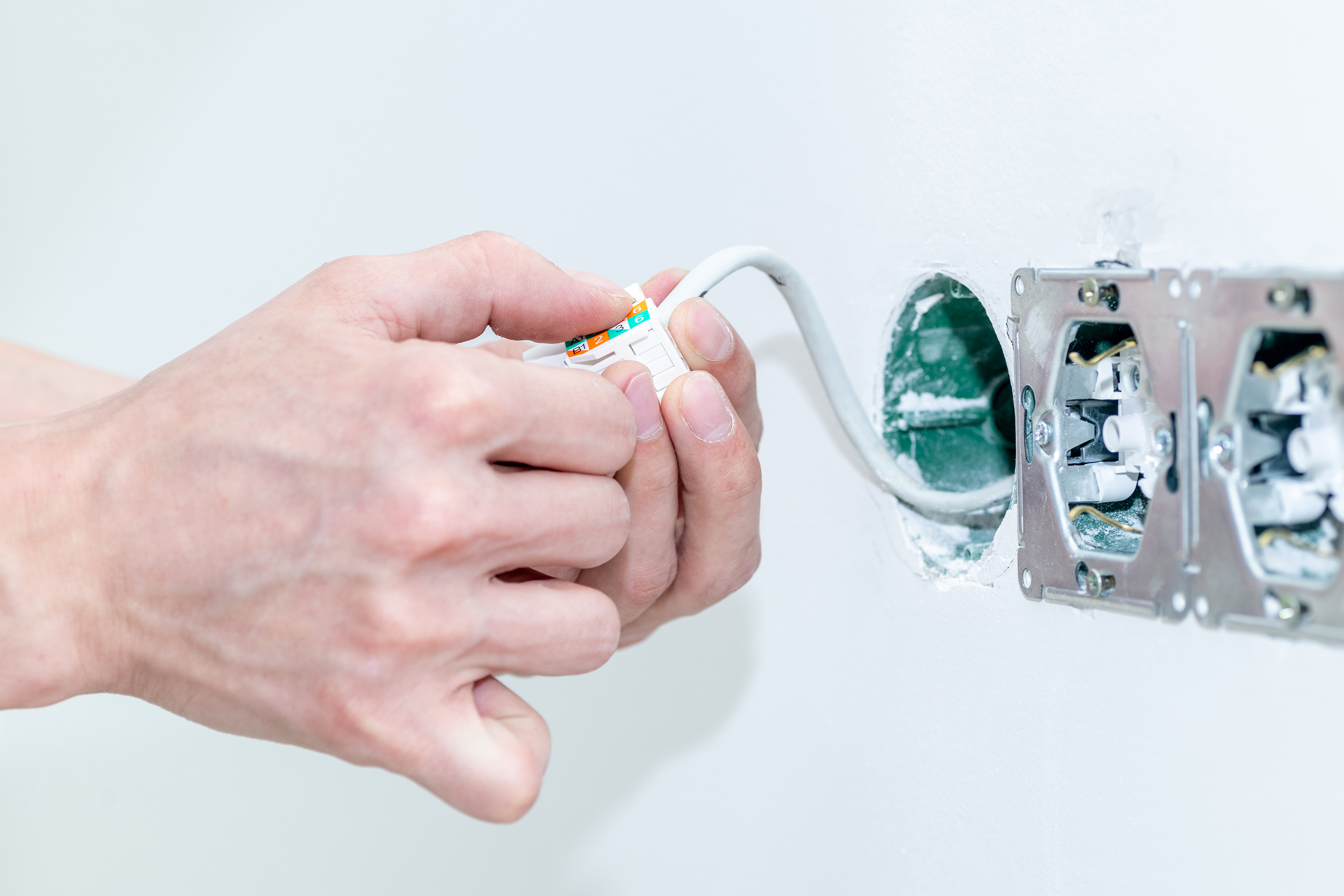 Doi electricieni s-au electrocutat în timpul unei revizii la CET Bucureşti Vest, unul are arsuri pe 30% din corp. ITM face anchetă