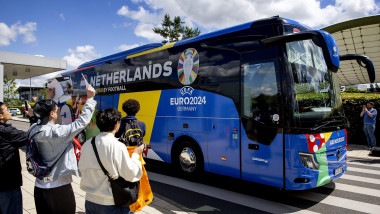 WOLFSBURG - The Dutch national team bus arrives at the Ritz-Carlton hotel on June 11, 2024 in Wolfsburg, Germany. The Dutch national team is preparing for the European Football Championship in Germany. ANP KOEN VAN WEEL