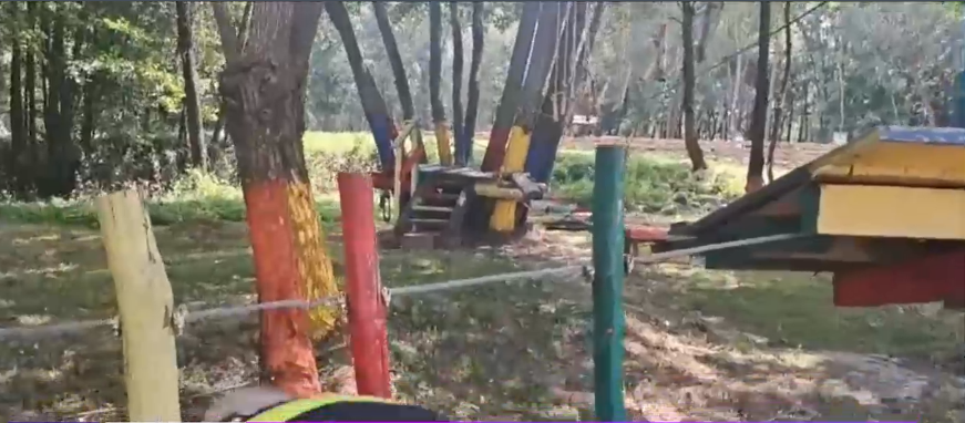Părinții copiilor căzuți din tiroliană în Hunedoara spun că patronul a dat vina pe angajații străini. Primele concluzii ale anchetei