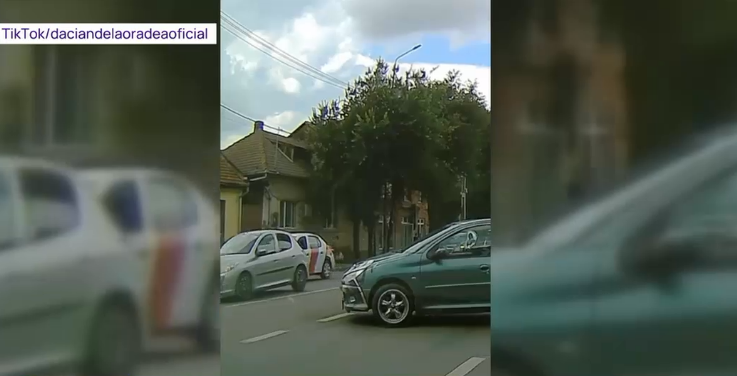 O mașină fără șofer a traversat patru benzi și a parcat perfect, pe singurul loc liber. Imagini inedite în Oradea (VIDEO)