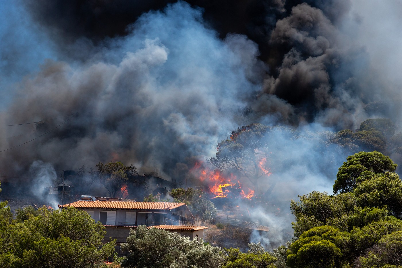 Incendii puternice de vegetație în apropiere de Atena. Sute de localnici evacuați. Pompierii au intervenit cu aeronave de stingere