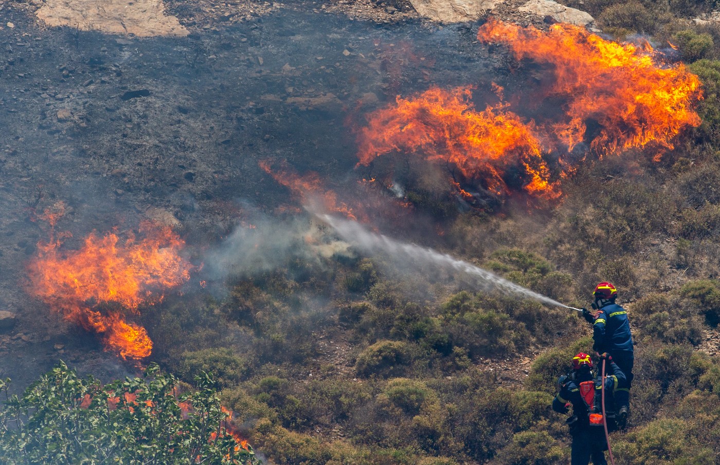 Incendii puternice pe insulele Halkidiki și Creta, unde se află mii de români. Vacanțe distruse, turiști evacuați de urgență