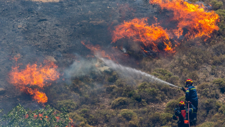 VIDEO  Incendii puternice pe insulele Halkidiki și Creta, unde se află mii de români. Vacanțe distruse, turiști evacuați de urgență