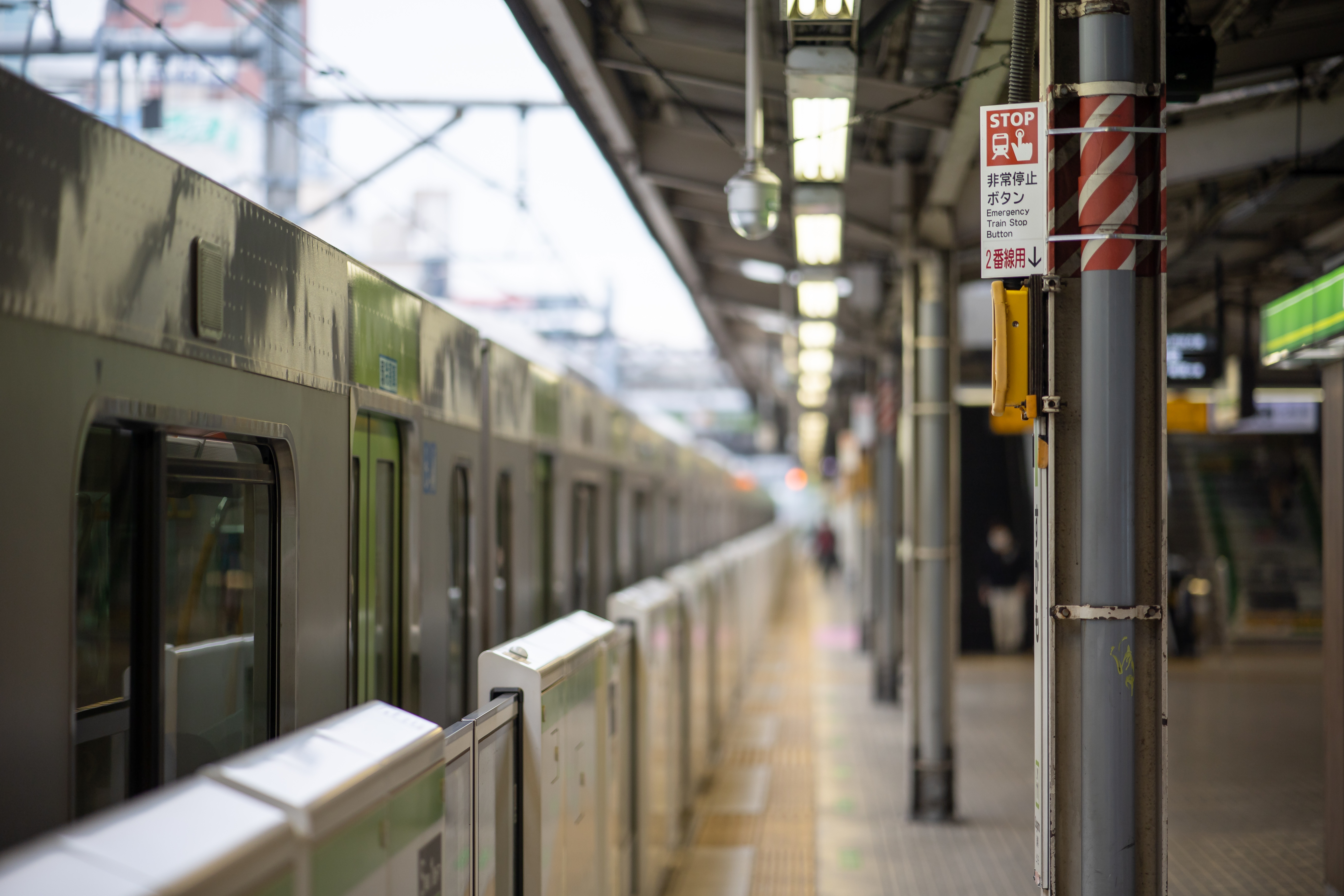 Un japonez a murit într-un tren din Tokyo. Decesul lui a trecut neobservat 12 ore, timp în care garnitura a mers sute de km