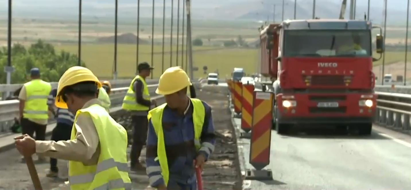 Noi probleme pe podul de la Brăila: După ce a fost închisă prima bandă de circulație, s-a stricat şi banda a doua