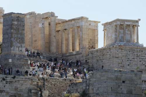 Atena lansează un sistem de vizite private la Acropole pentru cei care vor să evite mulţimea de turişti. Cât costă biletul