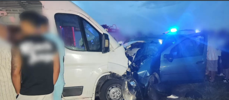 Trei morți și cinci răniți grav după ce o mașină a izbit în plin un microbuz care circula regulamentar, în Giurgiu