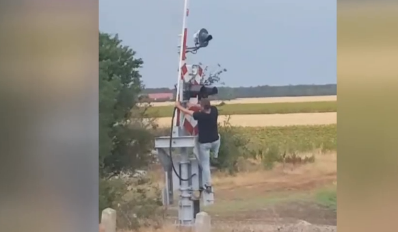 Mecanic de tren filmat când coboară manual bariera la trecerea de calea ferată. Imagini inedite din Teleorman (VIDEO)