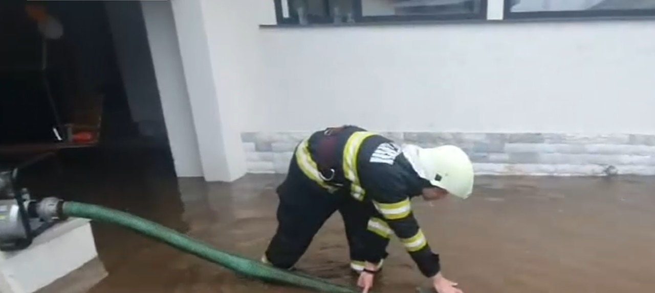 Furtunile au făcut prăpăd în țară. Case lăsate în beznă, mașini distruse și copaci smulși din rădăcini. Zeci de localități afectate