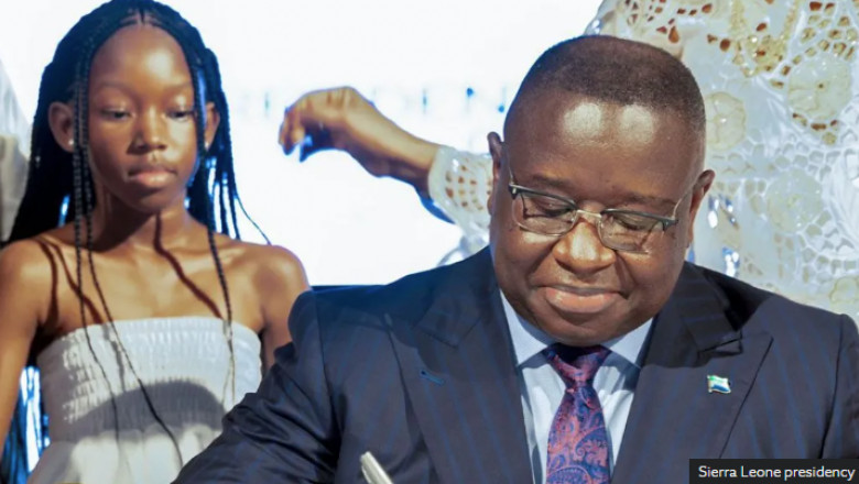 Președintele din Sierra Leone semneaza o lege avand în prezenta fiicei lui