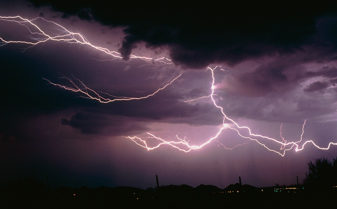 Tânăr din Gorj, electrocutat în timpul unei furtuni. Cânta la o vioară electrică