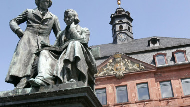 Monument al fraților Grimm din Hanau, Germania. Foto: Frank Rumpenhorst/dpa