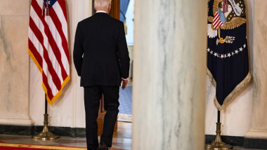 Joe Biden pozat din spate iese dintr-o încăpere de la Casa Albă