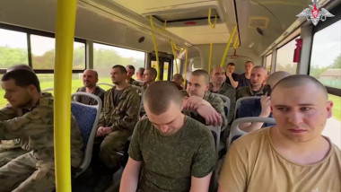 prizonieri ucraineni intr-un autobuz