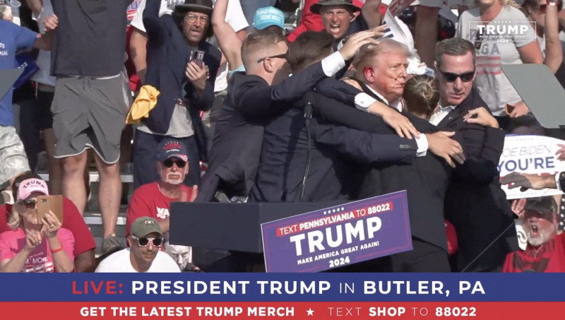 Fostul preşedinte Donald Trump, candidat republican la alegerile americane din noiembrie, a fost evacuat de la un miting de campanie în Pennsylvania. FOTO: Profimedia Images