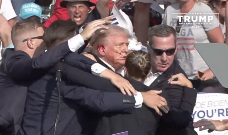 Fostul preşedinte Donald Trump, candidat republican la alegerile americane din noiembrie, a fost evacuat de la un miting de campanie în Pennsylvania. FOTO: Profimedia Images