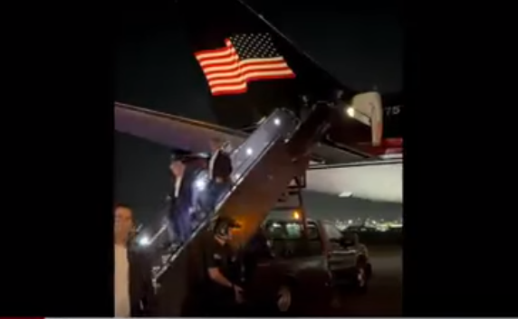 VIDEO Trump a ajuns în New Jersey, la câteva ore după tentativa de asasinat. A coborât din avion fără ajutor