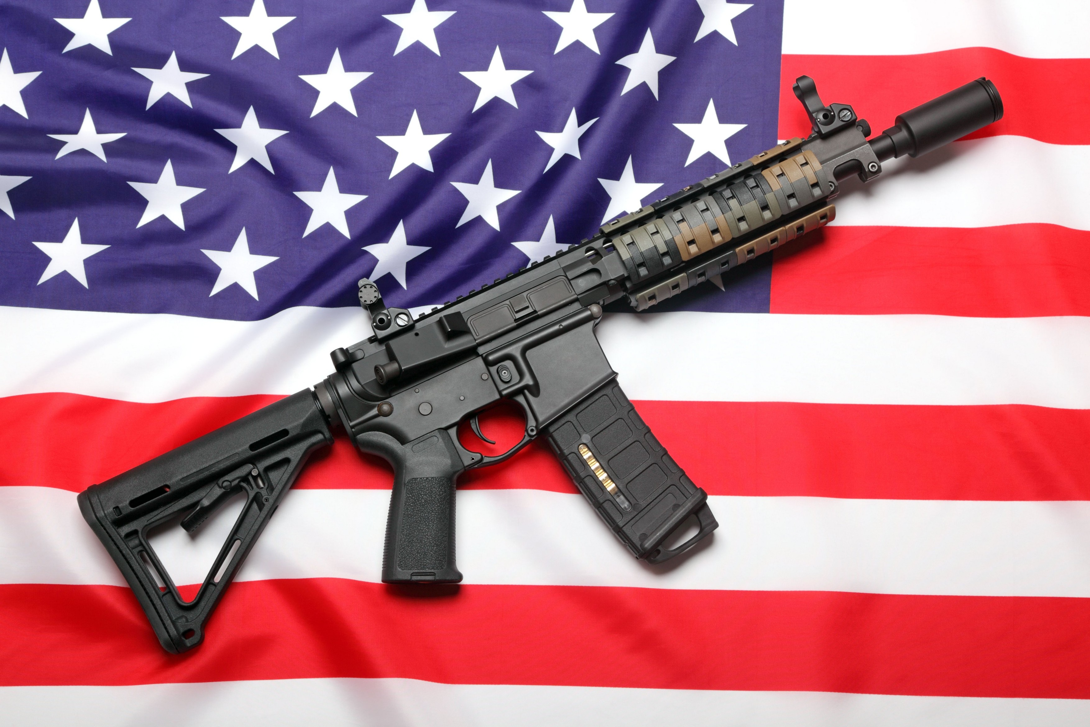 Cea mai iubită armă a Americii. Portretul carabinei de asalt AR-15, folosită în atentatul asupra lui Trump