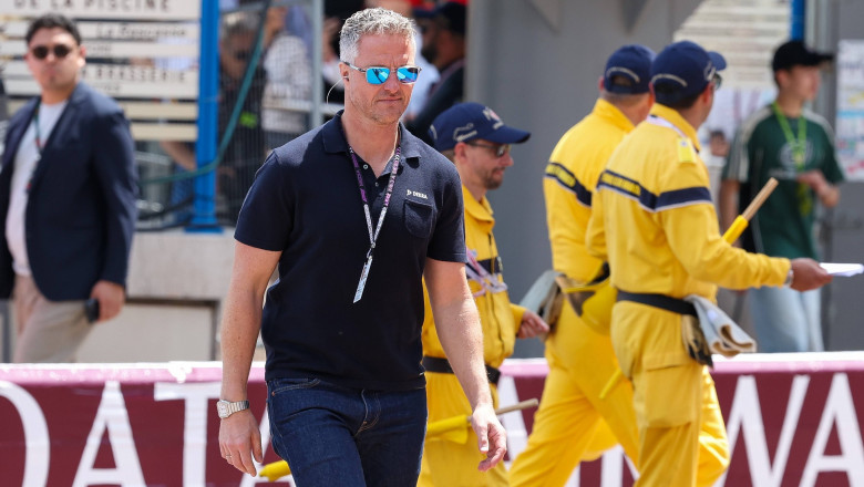 Ralf Schumacher in blugi tricou si cu ochelari de soare, pe circuit auto