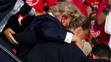 Donald Trump a fost escortat de pe scenă după ce atacatorul a reuțit doar să-l rănească la ureche. Foto: Profimedia