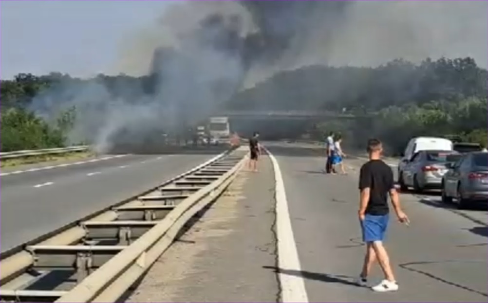 Incendiu pe A1. Traficul este blocat după ce o mașină a luat foc