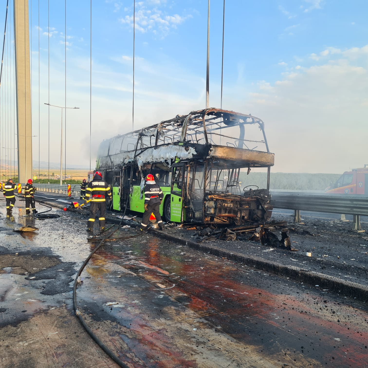 Un autocar cu cetățeni ucraineni a luat foc pe podul de la Brăila