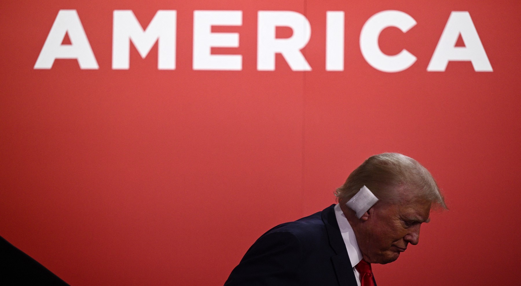 Cum a apărut Donald Trump în public prima oară după tentativa de asasinat. Fostul președinte poartă un bandaj mare la urechea dreaptă