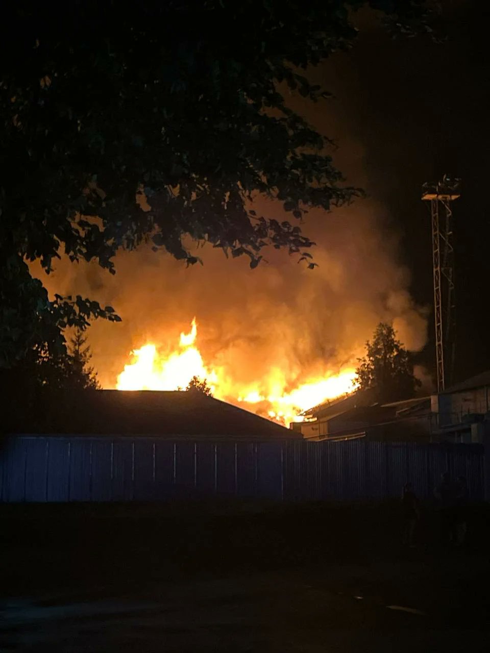 Un atac ucrainean a declanșat un incendiu masiv la o fabrică din Rusia. 13 drone, doborâte de apărarea rusă