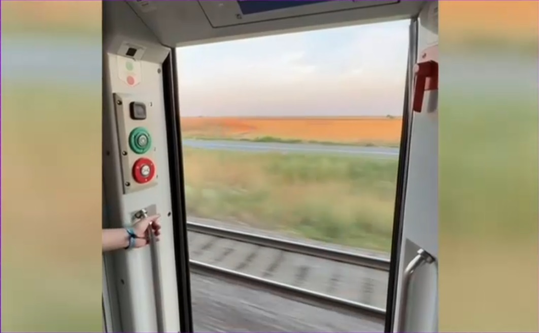„Nu mai vin cu trenurile CFR în viața mea”. Călătorie de coșmar pentru zeci de persoane, după ce locomotiva unui tren s-a defectat