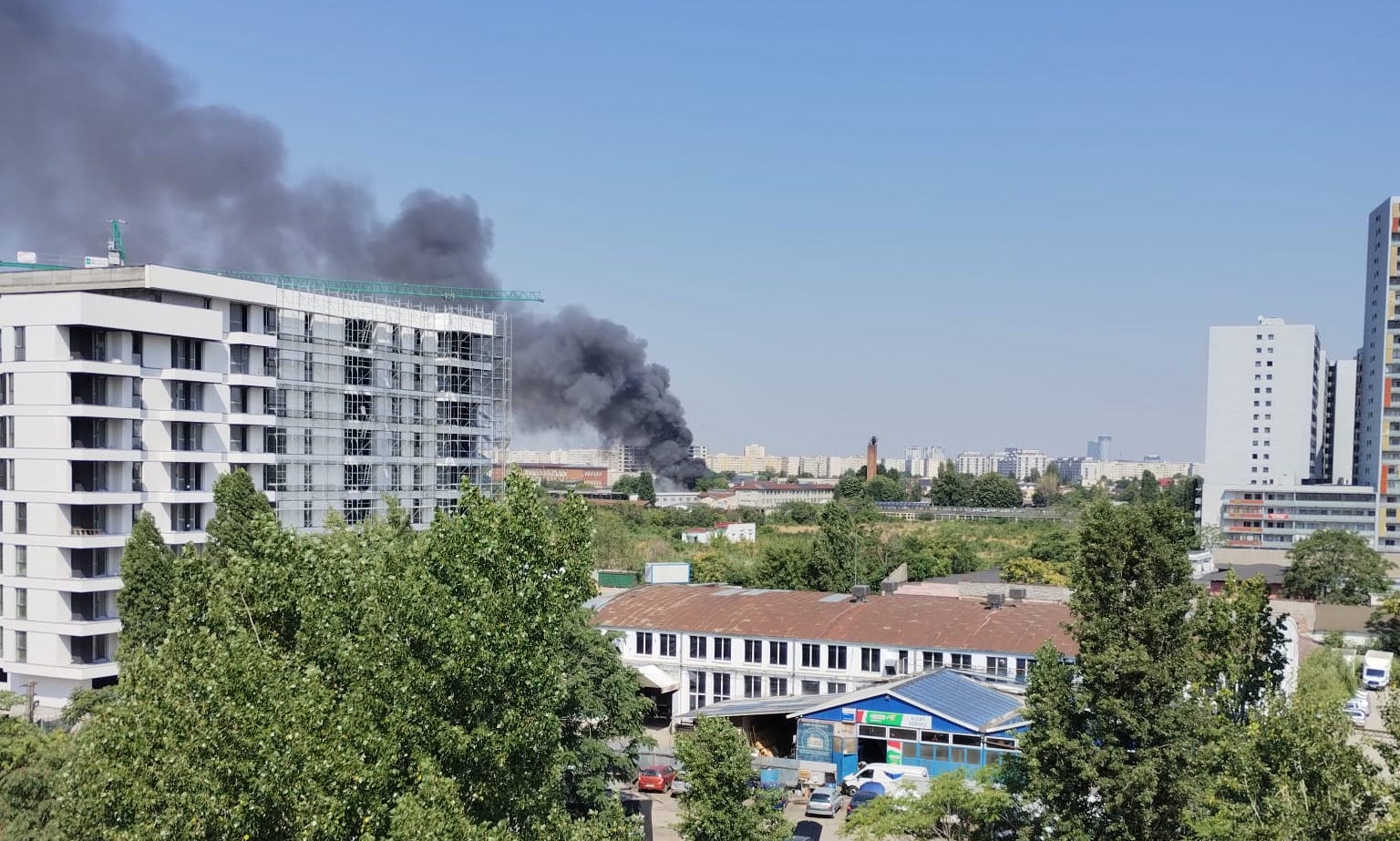 Incendiu puternic în Sectorul 2 din București. Un service auto a fost cuprins de flăcări. Două persoane intoxicate cu fum