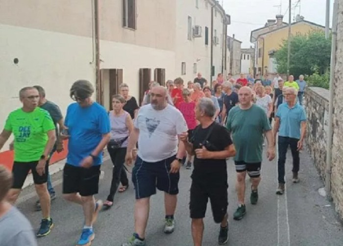Locuitorii unui sat din Italia au decis să alerge împreună cu primarul pentru a-l ajuta să slăbească: „Administrarea te îngraşă”