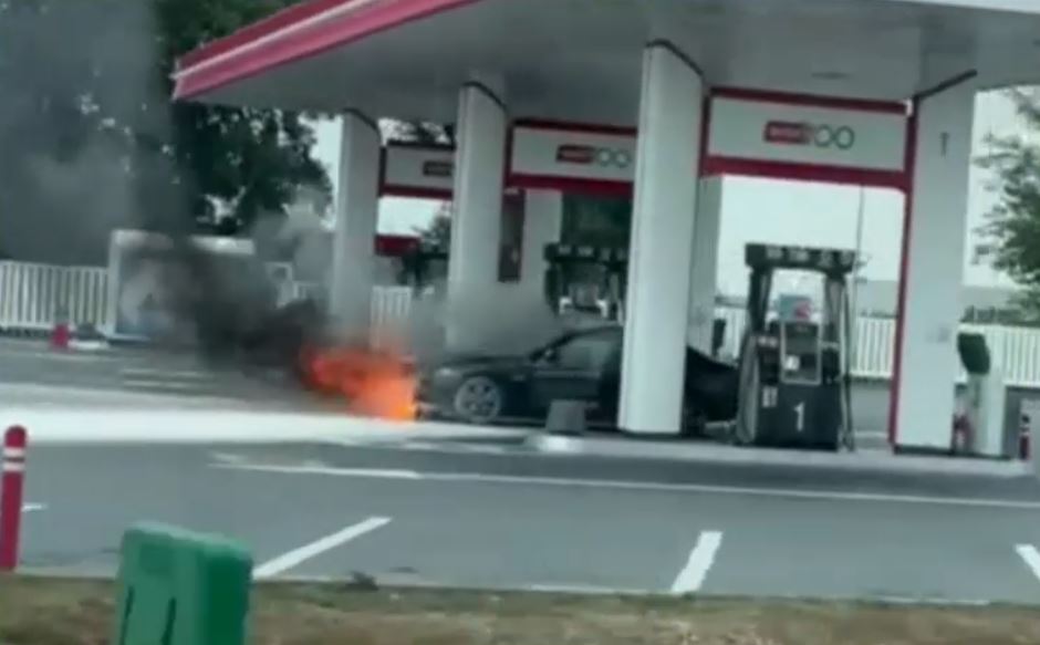 VIDEO Alertă pe Centura Capitalei, după ce o mașină a luat foc într-o benzinărie
