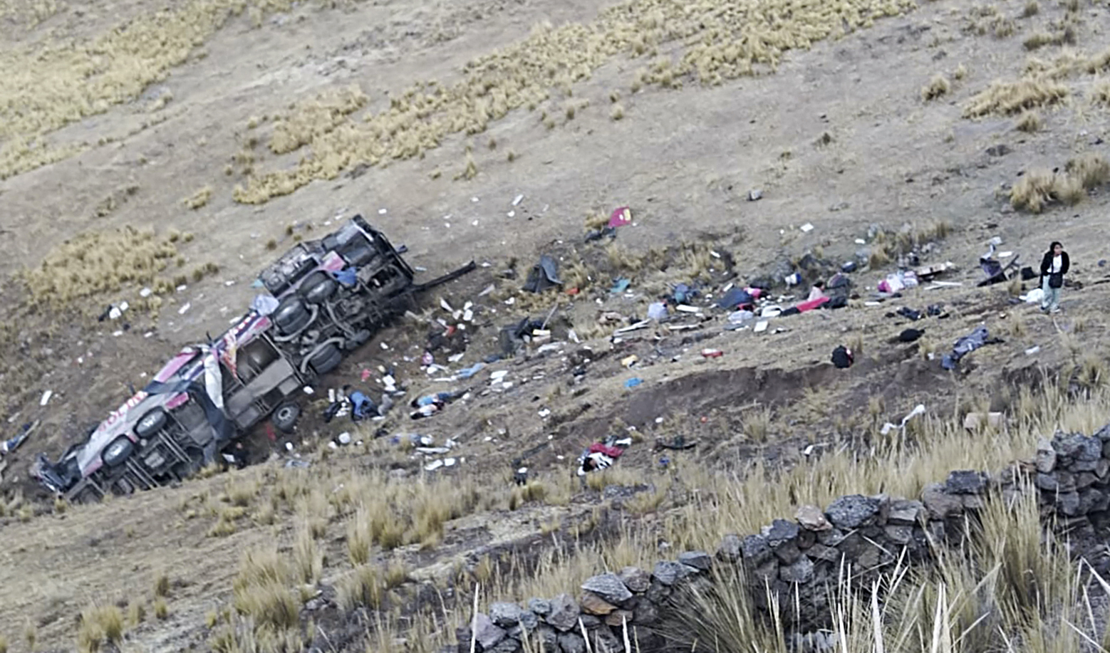 Cel puţin 21 de oameni au murit după ce un autobuz a căzut într-o râpă în Peru