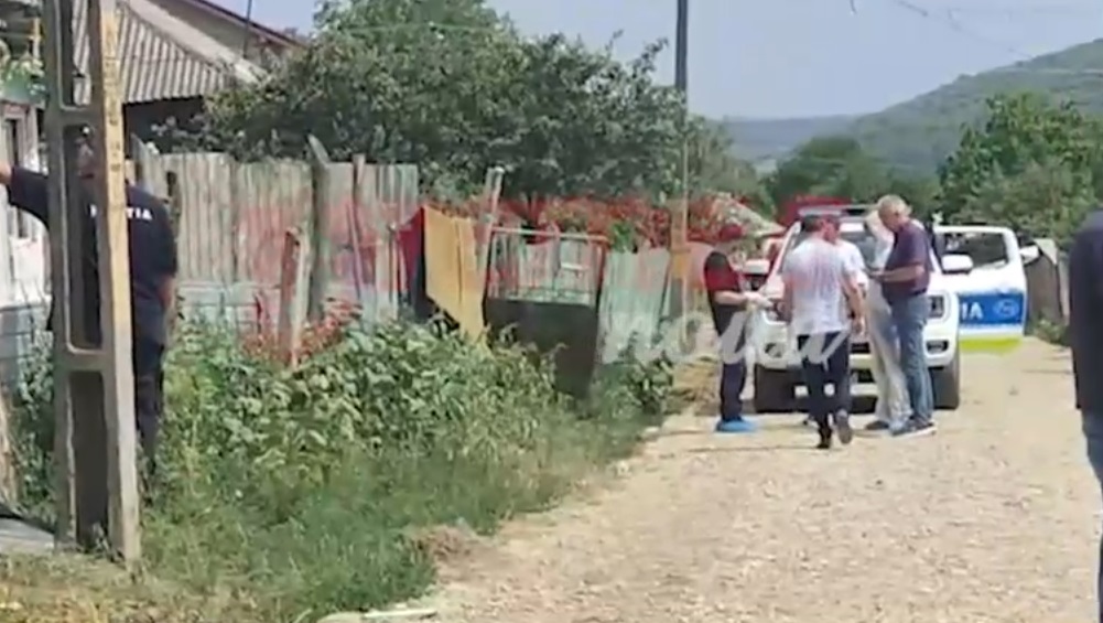 Suspecții crimei din Vaslui au cărat geamantanul în care se afla cadavrul unui bărbat pe ulițele satului. Imagini surprinse de camere