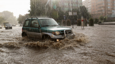 inundații prin care trece o mașină în tulcea