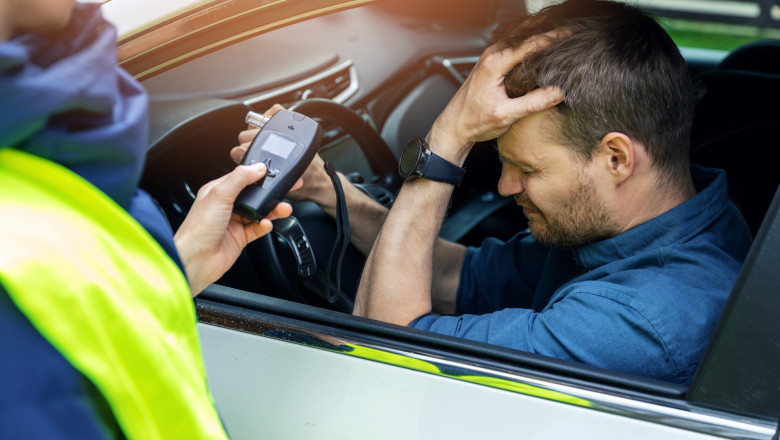 sofer testat cu etilotestul in trafic