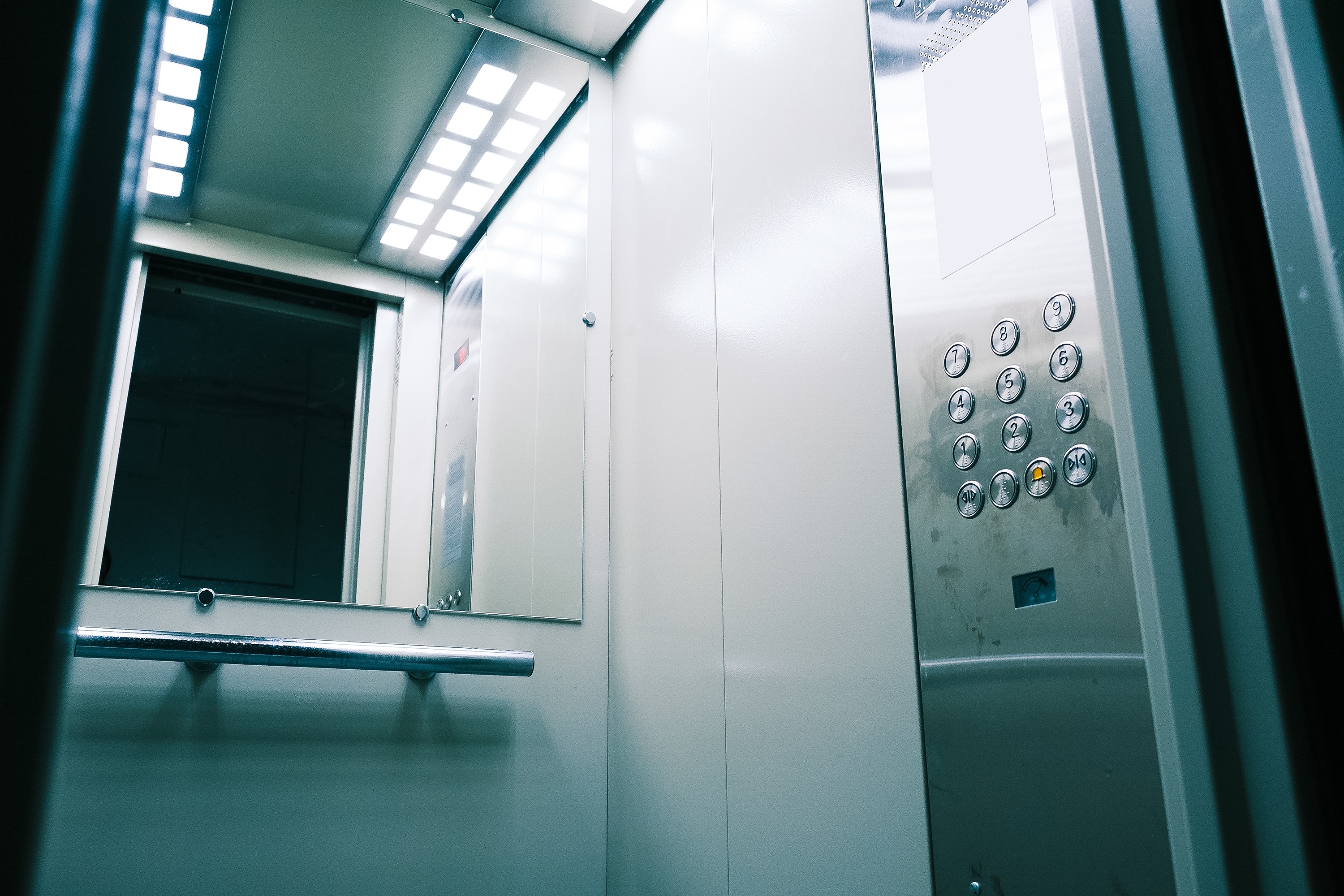 „Nu știam dacă este zi sau noapte”. Un bărbat a fost blocat într-un lift pentru aproape două zile