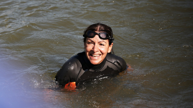 (SP)FRANCE PARIS SEINE RIVER MAYOR SWIMS