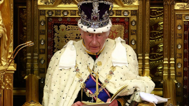 Regele Charles cu coroana pe cap citește în Parlament