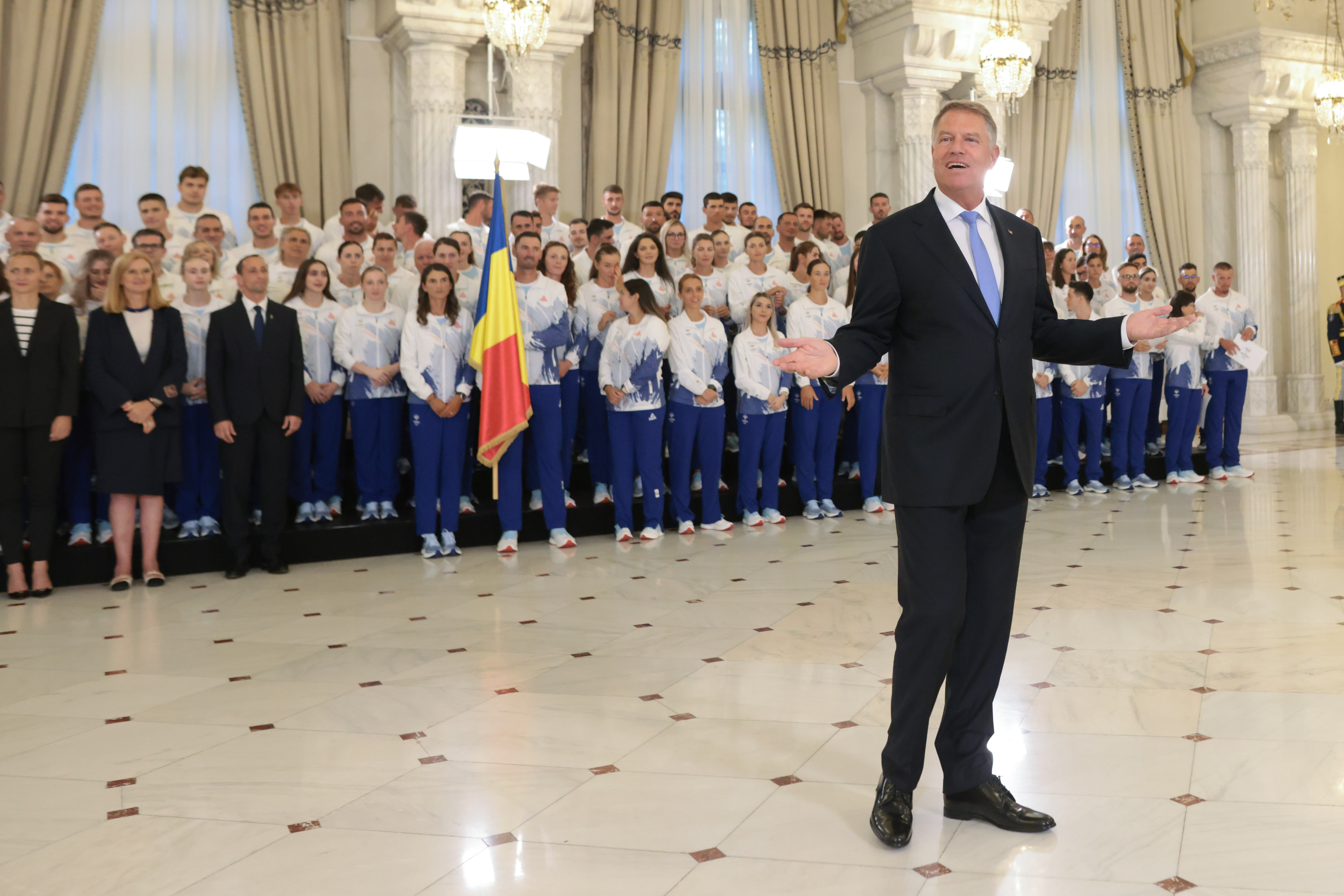 Iohannis a înmânat echipei olimpice drapelul României. Unei sportive i s-a făcut rău în timpul ceremoniei
