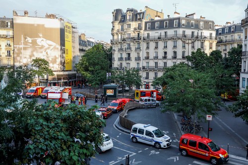 Un șofer a intrat cu mașina în terasa unei cafenele din Paris. Mai multe persoane sunt în stare gravă