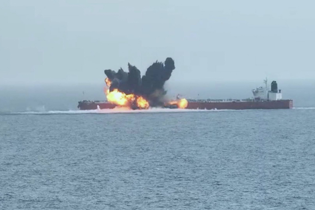 O pată de petrol de 220 de kilometri s-a format în Marea Roșie după ce rebelii Houthi au bombardat un petrolier