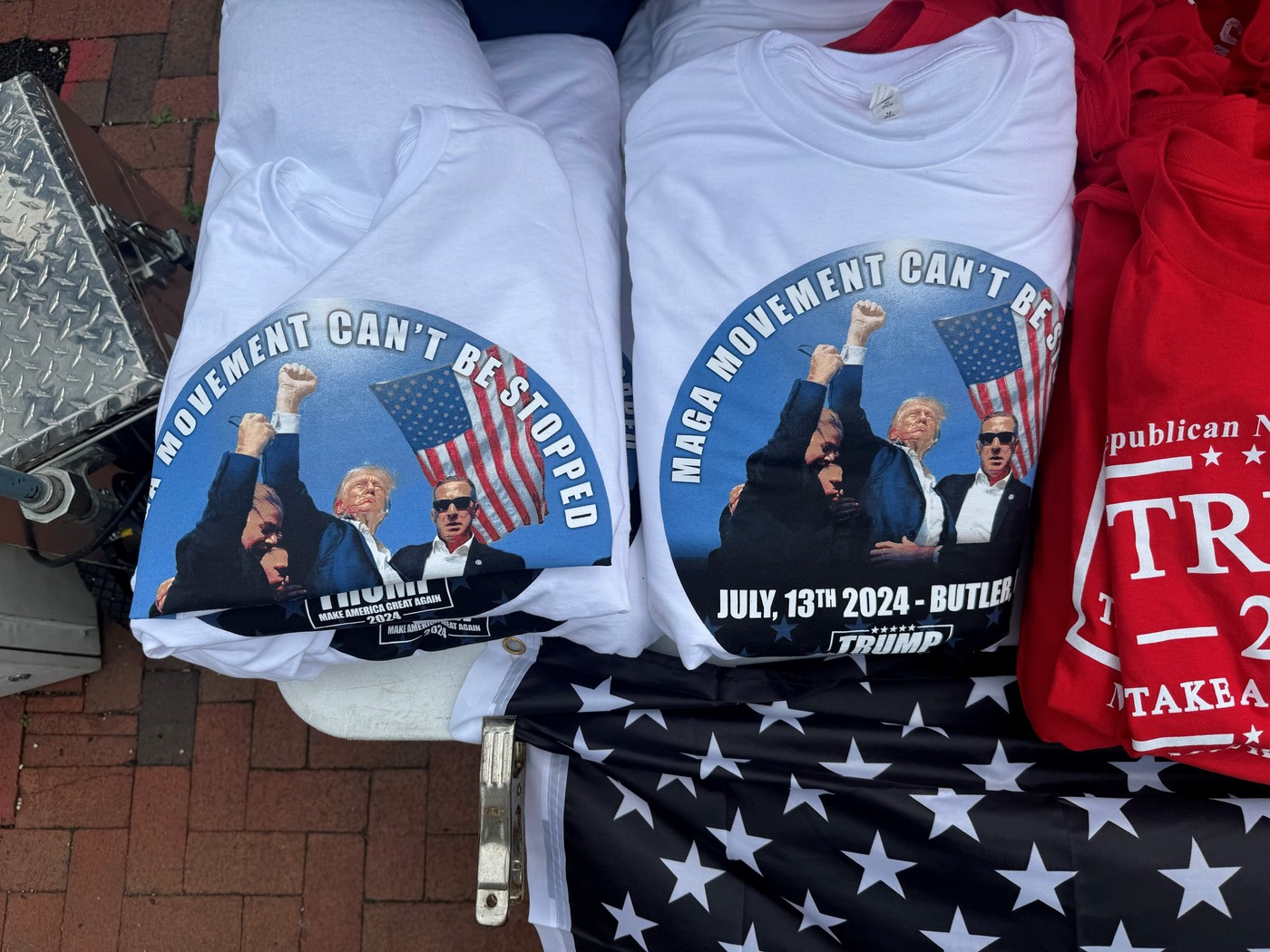 Tricourile cu Trump după atac și cartea scrisă de coechipierul lui în alegeri, J.D. Vance, se vând acum ca pâinea caldă